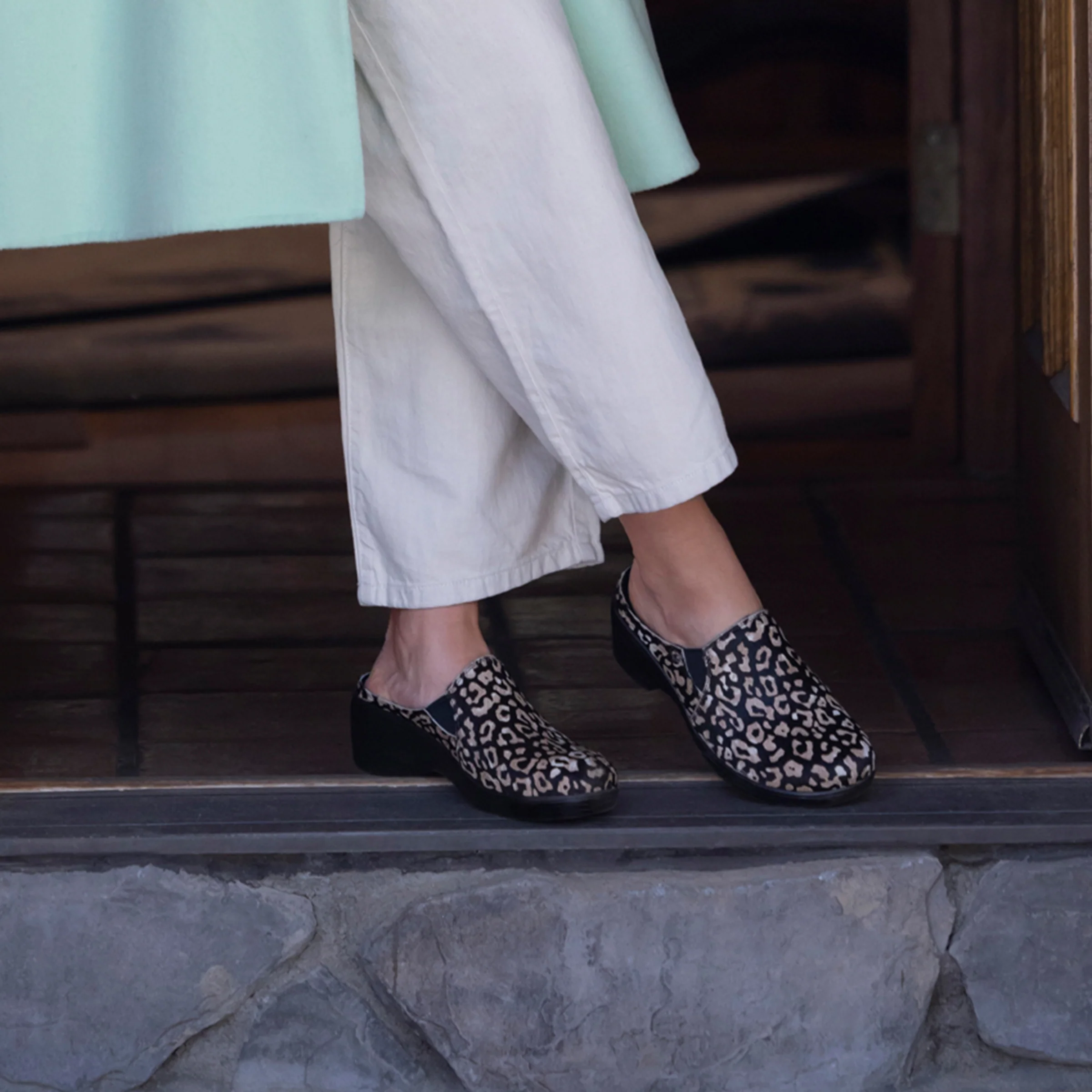 Sereniti Luxe Tundra Clog - Image 8